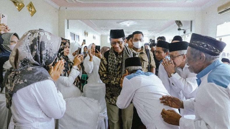 Mahfud Silaturahmi ke Ponpes Bustanul Makmur Banyuwangi, Janji Sejahterakan Marbot dan Guru Ngaji