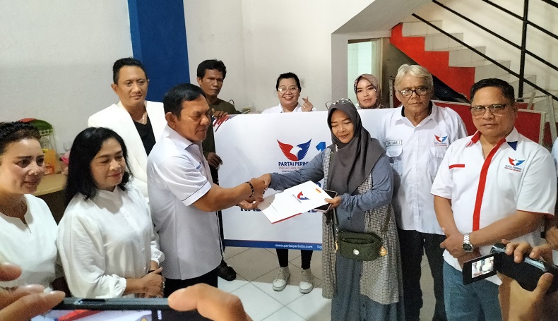 Caleg Partai Perindo Ricky Herbert Bagikan Gerobak untuk Pedagang di Bekasi