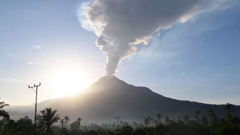 Gunung Lewotobi Laki-Laki di NTT Erupsi, Tinggi Kolom Abu hingga 1.500 Meter