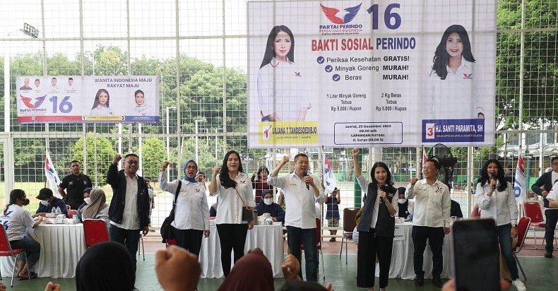 HT dan Liliana Bernyanyi Mars Partai Perindo bersama Warga Rawa Barat