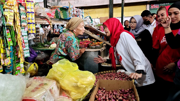 Siti Atikoh Blusukan ke Pasar Tradisional: Masyarakat dan Pedagang Butuh Stabilisasi Harga