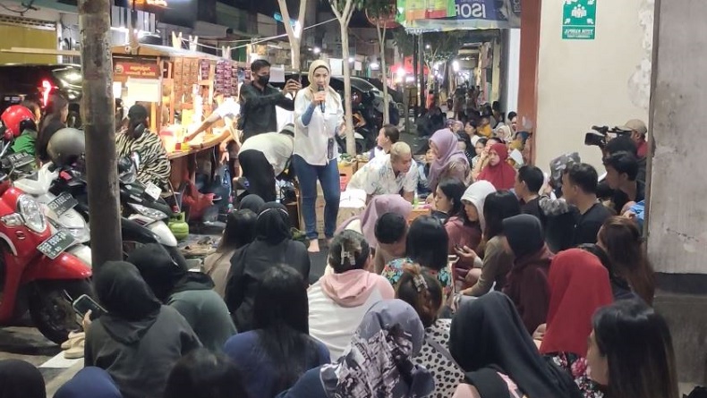 Caleg Partai Perindo Venna Melindo Ngopi di Angkringan Bersama Generasi Milenial Kediri