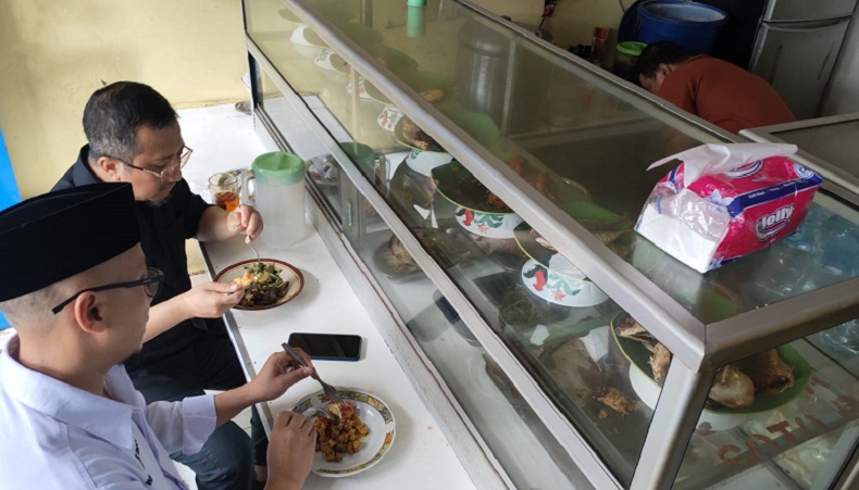 Kesederhanaan Caleg Perindo Ustaz Yusuf Mansur dan Wahyu Nur Iman, Makan di Warteg Pinggir Jalan