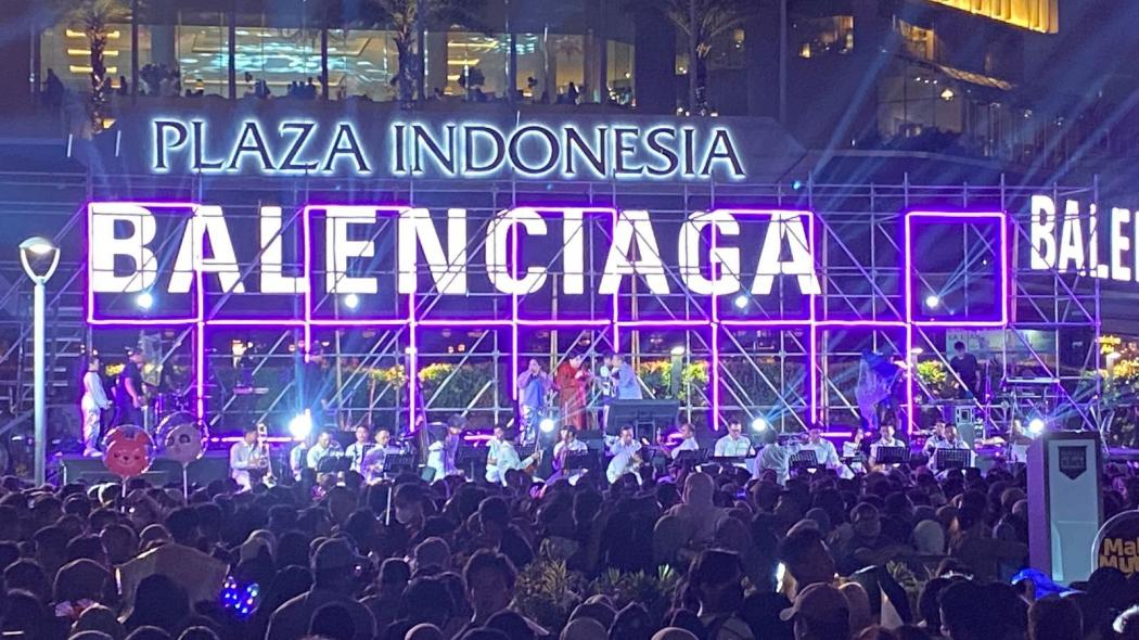 Masyarakat Penuhi Bundaran HI, Dihibur Penyanyi Legendaris Titiek Puspa