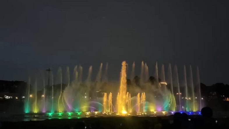 Dancing Fountain Hibur Pengunjung TMII di Malam Tahun Baru 2024