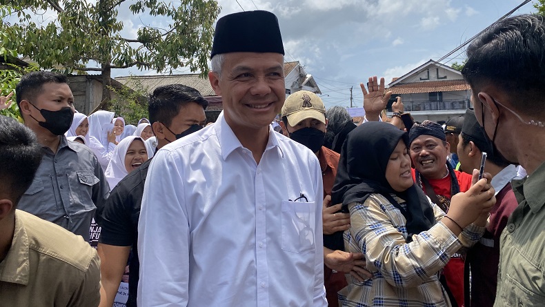 Ganjar Sowan ke Ponpes An-Nawawi Berjan, Disambut Hangat Para Santri dan Santriwati