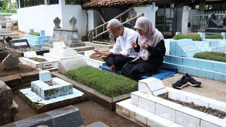 Ganjar dan Siti Atikoh Tutup Tahun dengan Ziarah ke Makam Ortu