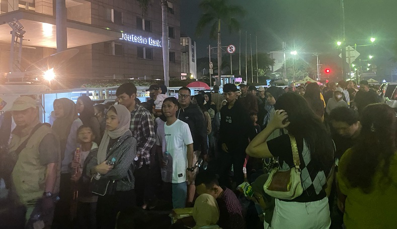 Bundaran HI Semakin Ramai jelang Tahun Baru 2024, Warga Sempat Saling Cekcok