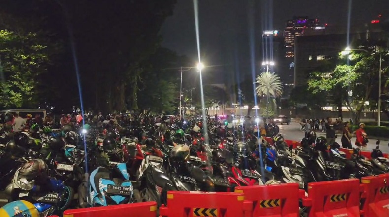 Jalan Medan Merdeka Selatan Ditutup saat Malam Tahun Baru, Parkir Liar Menjamur