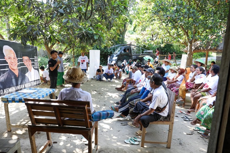 Respons Aspirasi Masyarakat, Relawan Ganjar-Mahfud Beri Bantuan Alat Pertanian di Lombok