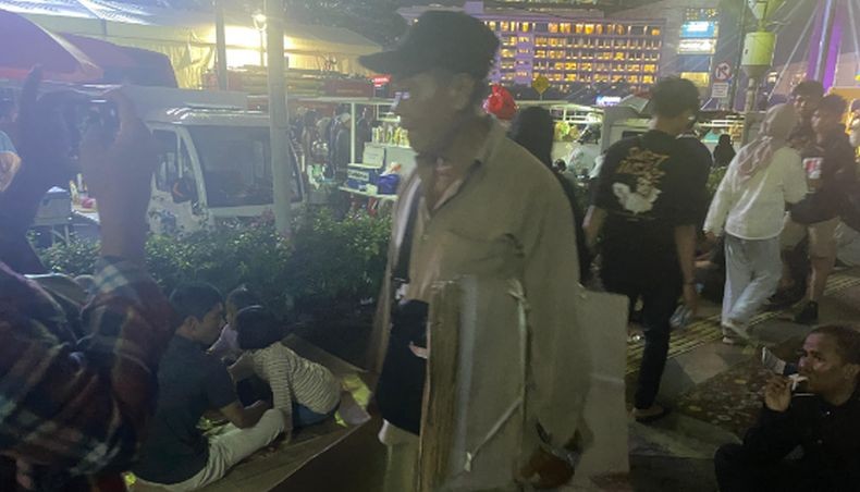 Penjual Tikar Malam Tahun Baru di Bundaran HI Semringah, Dagangan Diborong Warga