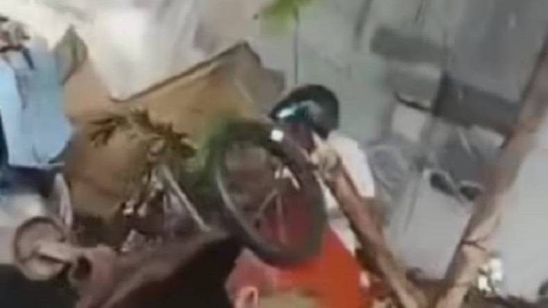 Viral Angkot Tabrak PKL di Petamburan Jakpus, Gerobak Pedagang Berantakan