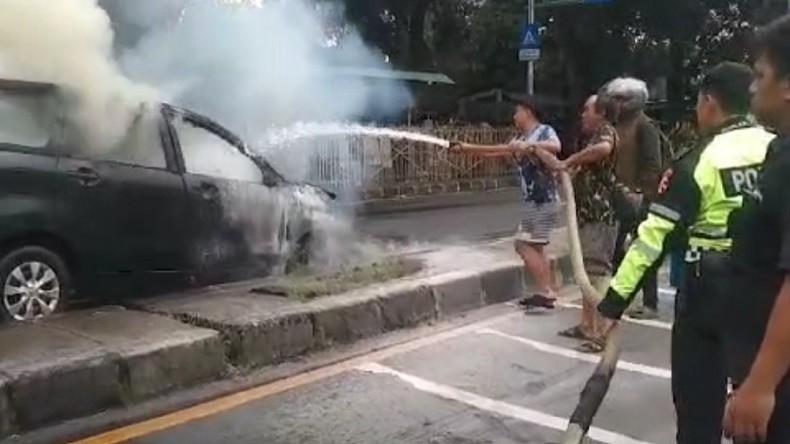 Mesin Mati Mendadak, Mobil Terbakar di Jalan Raya Bogor-Jakarta