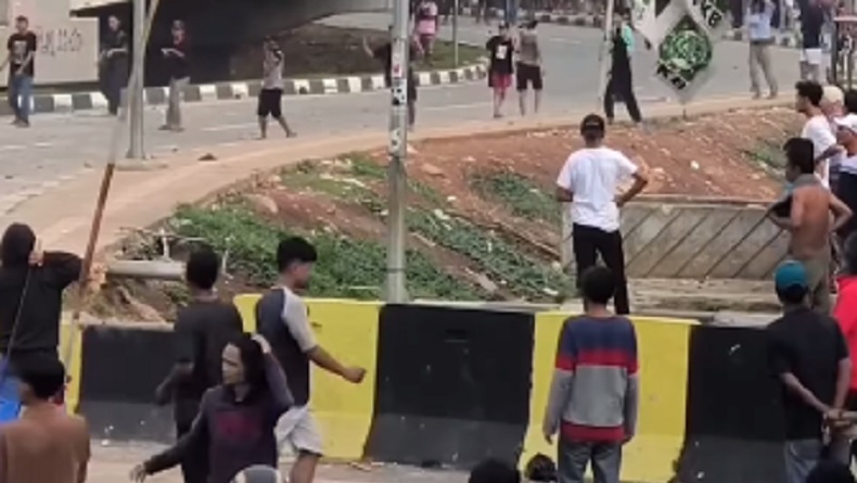 Hari Pertama 2024, Warga Malah Tawuran di Jatinegara Jaktim