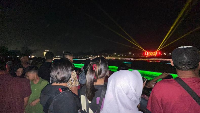 Penampakan Detik-Detik Tahun Baru 2024 di Danau Archipelago TMII