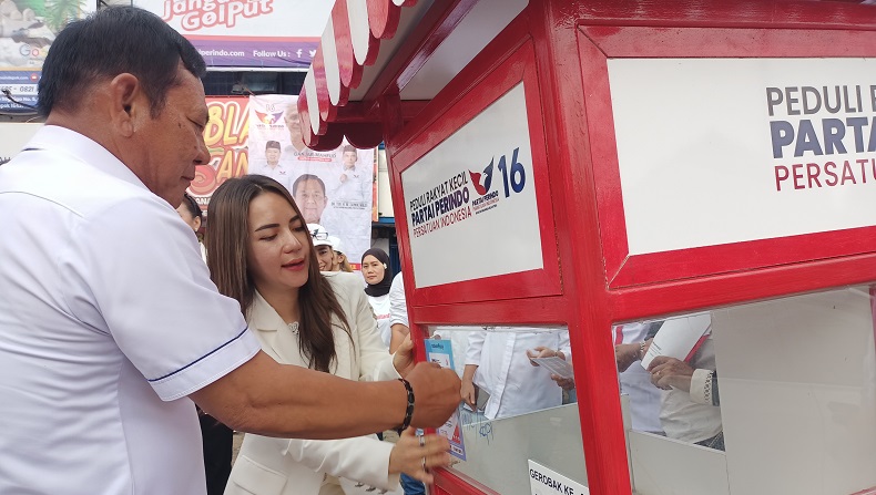 3 Pedagang di Depok Terima Gerobak Perindo, Caleg Rere Tati: Bukti Sejahterakan Masyarakat