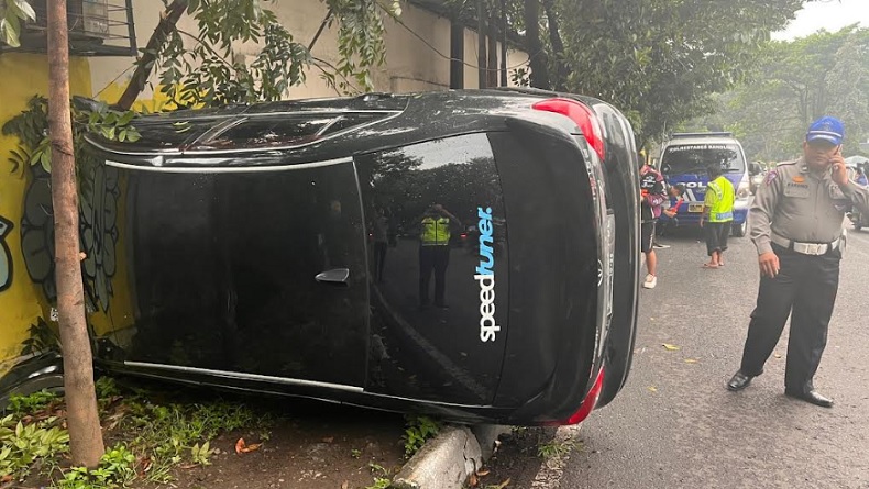 Kecelakaan di Setiabudi Bandung, Mobil Sedan Hilang Kendali Hantam Pohon