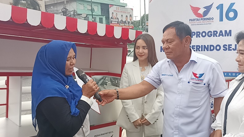 Terima Bantuan Gerobak, Pedagang Siomay di Depok Doakan Caleg Perindo Sukses