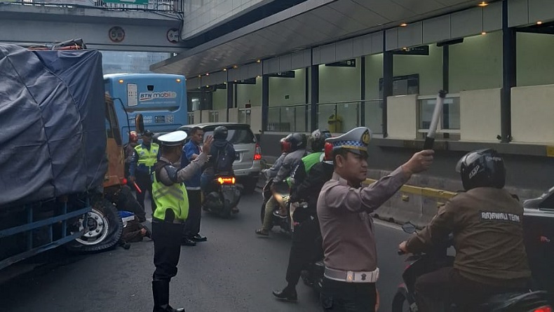 Truk Kecelakaan di Gatot Subroto Jakarta, Lalu Lintas Padat Merayap
