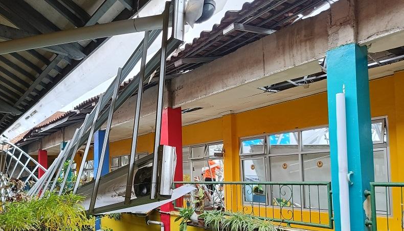 Hujan Deras Disertai Puting Beliung, Atap 4 Ruang Kelas di SDN Polisi 1 Kota Bogor Ambruk
