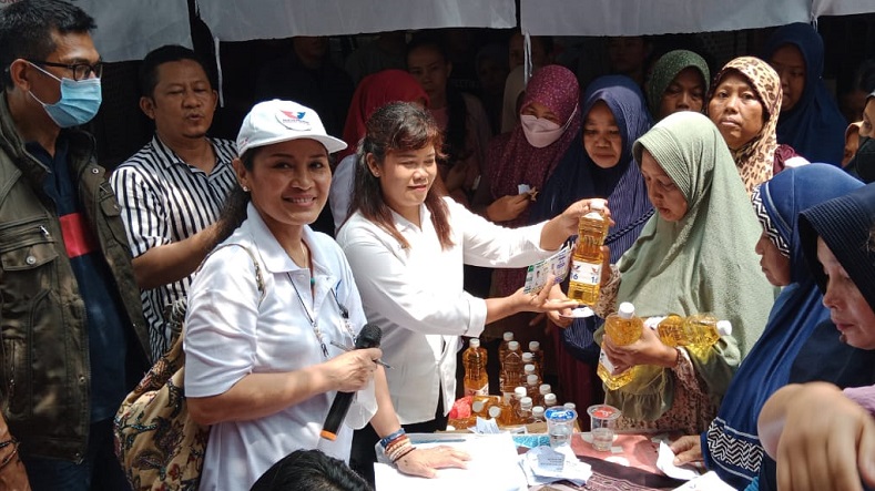 Caleg Partai Perindo Gelar Bazar Minyak Goreng Murah di Tambun Bekasi