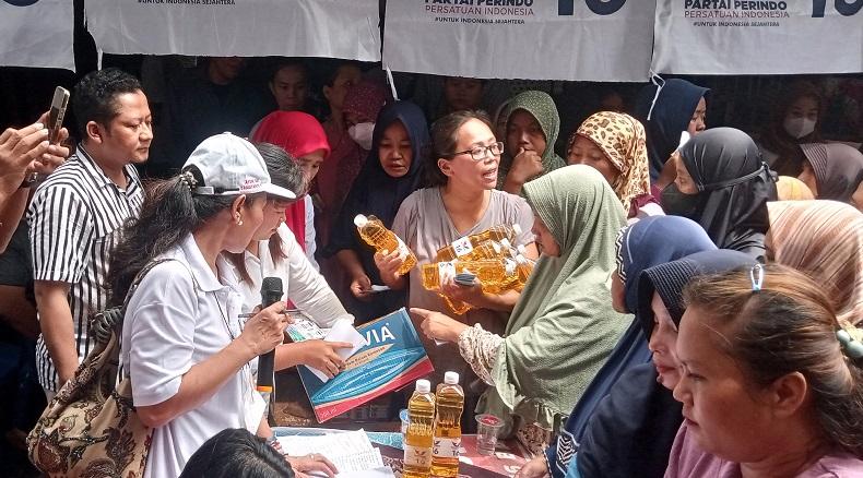 Bazar Minyak Goreng Murah Caleg Partai Perindo Diserbu Ratusan Warga Tambun