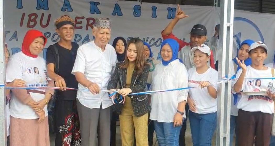 Caleg Partai Perindo Rere Tati Resmikan Lapak UMKM di Depok, Warga: Mau Kasih Bukti Dulu