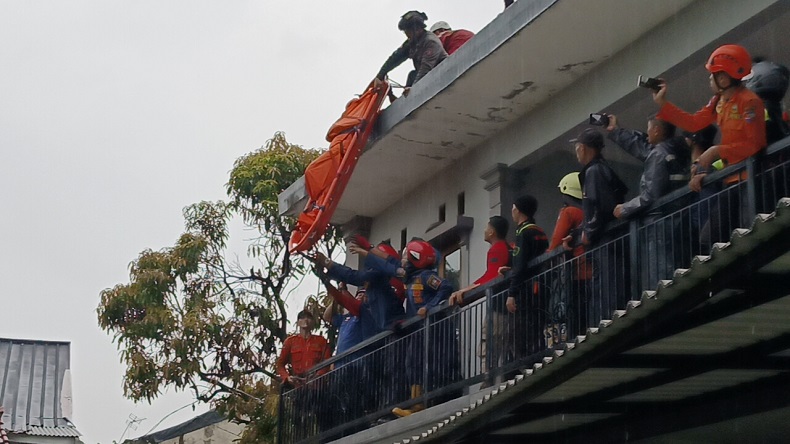 Perbaiki Kebocoran, Kakek Warga Bogor Meninggal di Atap Rumah