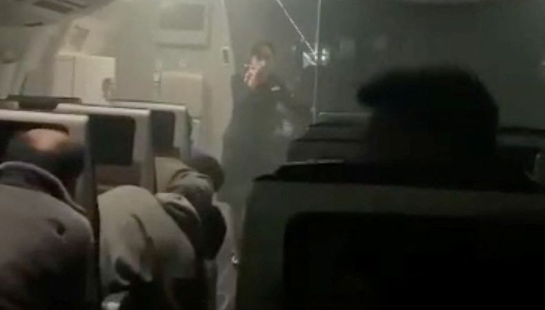 Pilot Japan Airlines Tak Sadar Pesawatnya Terbakar, Penumpang Teriak Minta Pintu Dibuka