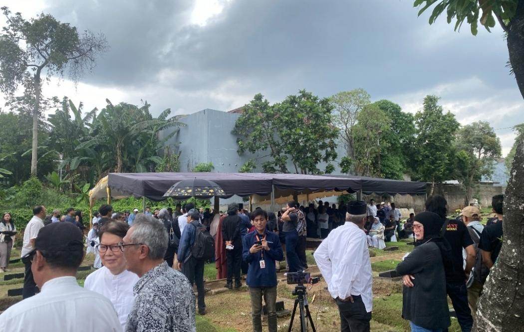 Teman hingga Kerabat Iringi Pemakaman Rizal Ramli di TPU Jeruk Perut Jaksel