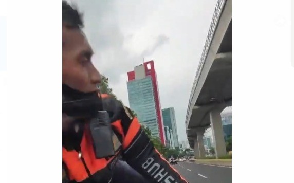 Petugas Dishub Jaksel Nangkring di Kap Mobil, Terbawa dari Jalan Denpasar hingga Menteng