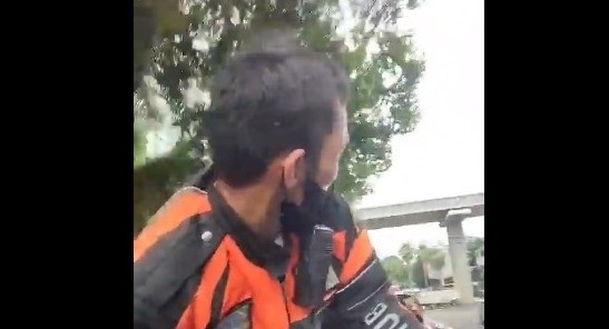 Heboh Petugas Dishub Jaksel Nangkring di Kap Mobil, Ini Penyebabnya