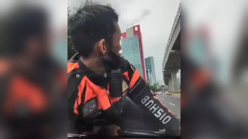 Kronologi Petugas Dishub DKI Nyangkut di Kap Mobil, Dipicu Acungan Jari Tengah