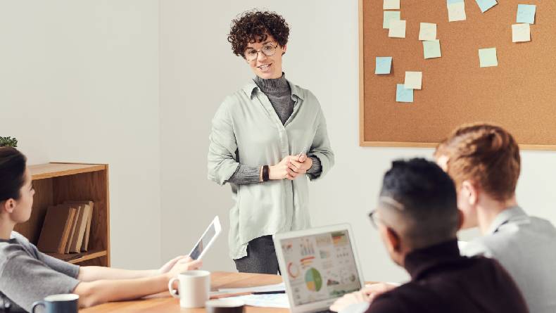 5 Contoh Teks Moderator Singkat untuk Presentasi Lengkap Beragam Tema