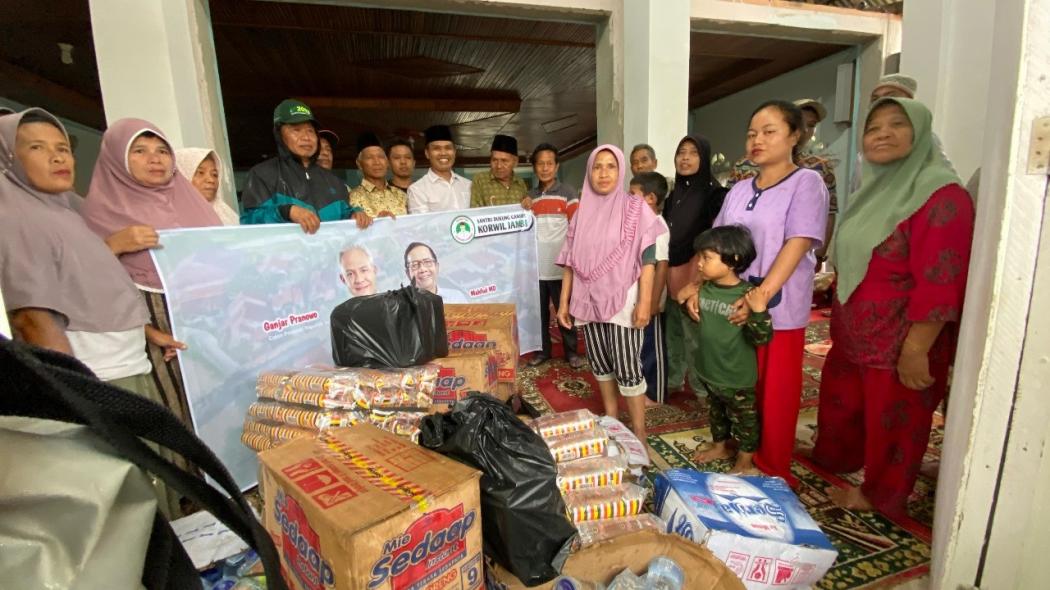 Tanggap Bencana, Relawan Santri Ganjar Sat-set Salurkan Bantuan untuk Korban Banjir di Jambi