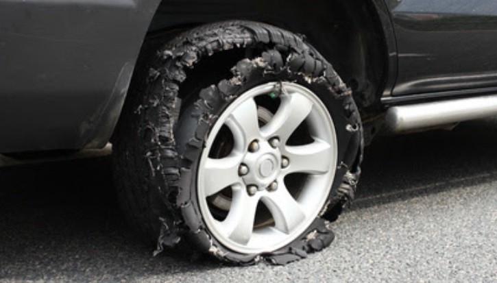 Ban Mobil Pecah di Jalan Awas Jangan Langsung Rem, Ini Harus Anda Lakukan