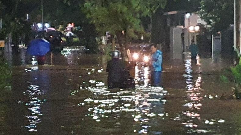 Banjir, Akses ke Perumahan Panorama Serpong Tangsel Terputus