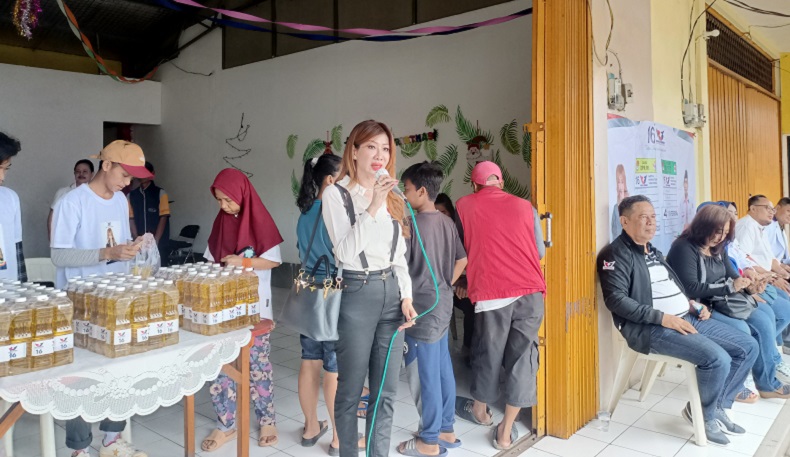 Caleg Perindo Yenti Nuddin Gelar Bazar Minyak Goreng Murah di Depok