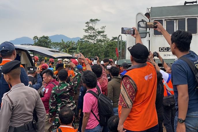 Momen Dramatis Evakuasi Jasad Terakhir Korban Tabrakan KA Turangga di Bandung