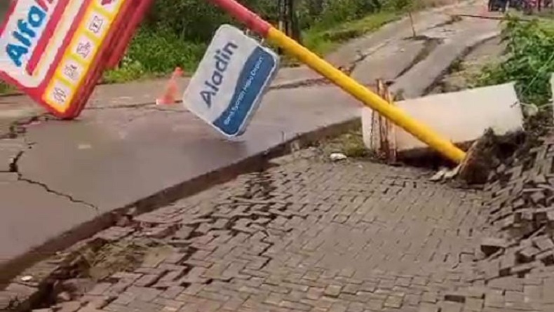 Jalan di Kabupaten Bekasi Amblas, Diduga Imbas Curah Hujan Tinggi