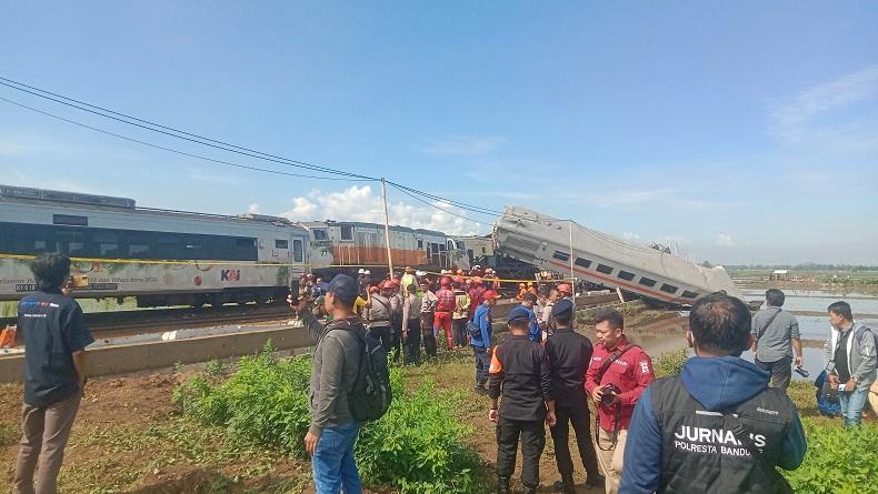 Seluruh Penumpang Kereta Api Tabrakan di Bandung Selamat, Korban Cedera Dibawa ke RS Terdekat