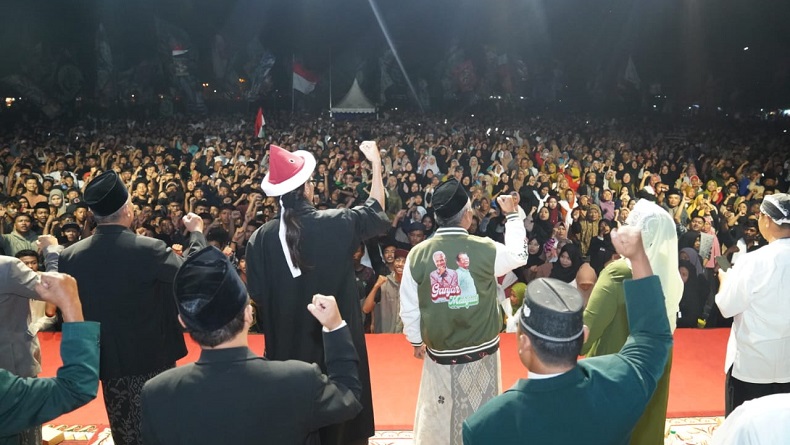 Ribuan Warga Solo Doakan Ganjar-Mahfud Menang di 2024, Lantunkan Sholawat Bersama Ulama