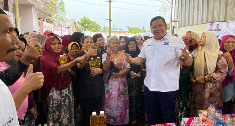 Potret Emak-Emak Girang Beli Minyak Goreng Murah Rp5.000 yang Digelar Partai Perindo
