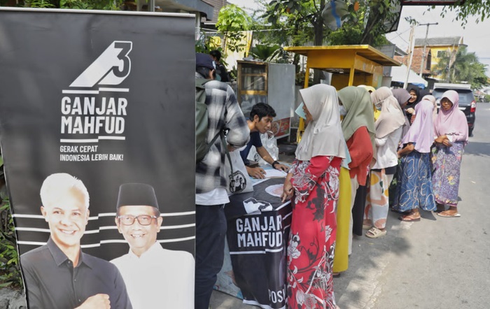 Relawan Ganjar-Mahfud Gelar Bazar Beras Murah di Lombok Timur