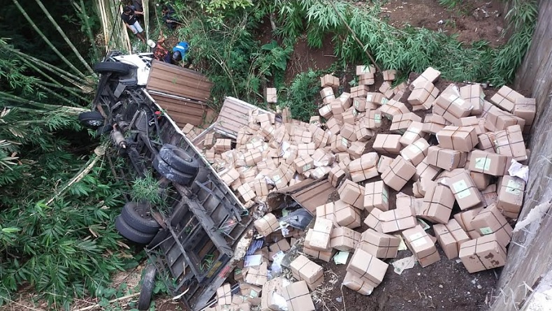 Kecelakaan di Semarang, Truk Angkut Ratusan Ribu Kertas Suara Pemilu Terjun ke Jurang