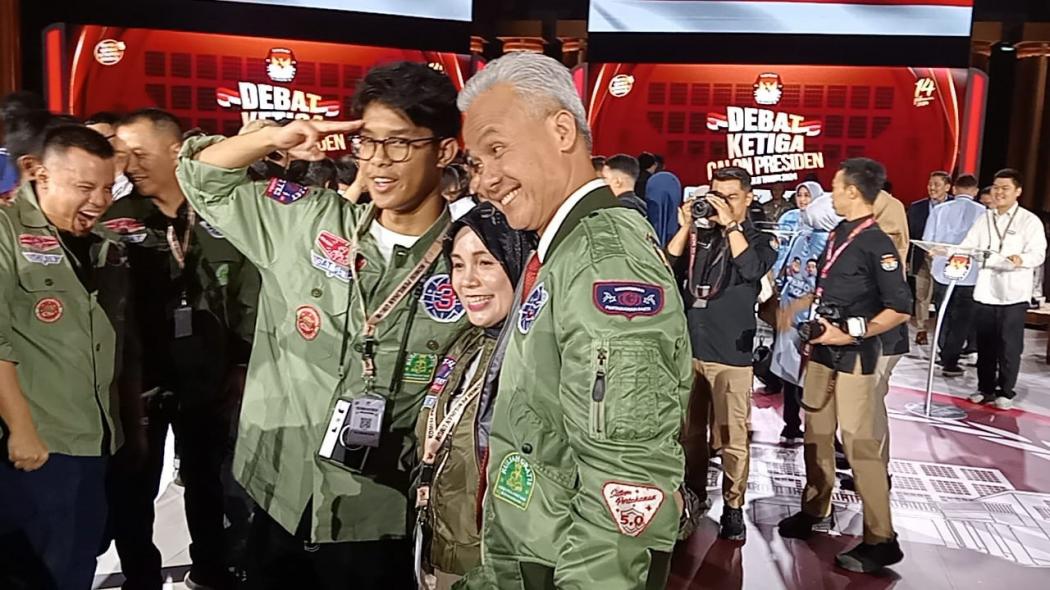 Momen Romantis, Siti Atikoh Peluk Ganjar Usai Debat