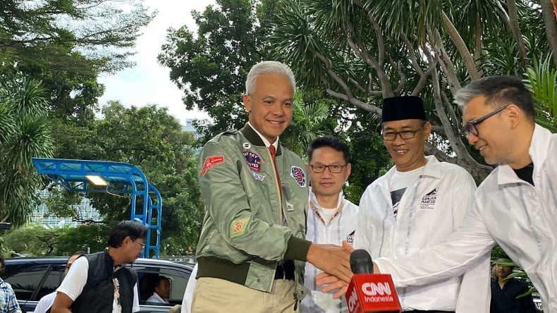 Momen Ganjar Pakai Jaket ala Film Top Gun sebelum Debat Capres