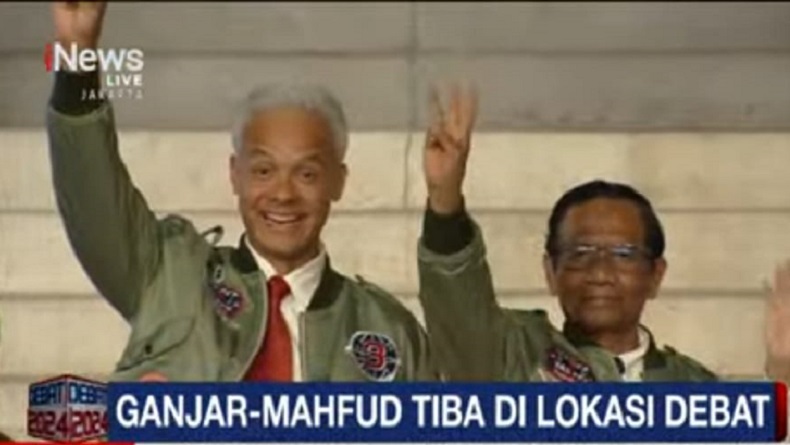 Tiba di Istora Senayan, Ganjar Pranowo dan Mahfud MD Acungkan Tiga Jari
