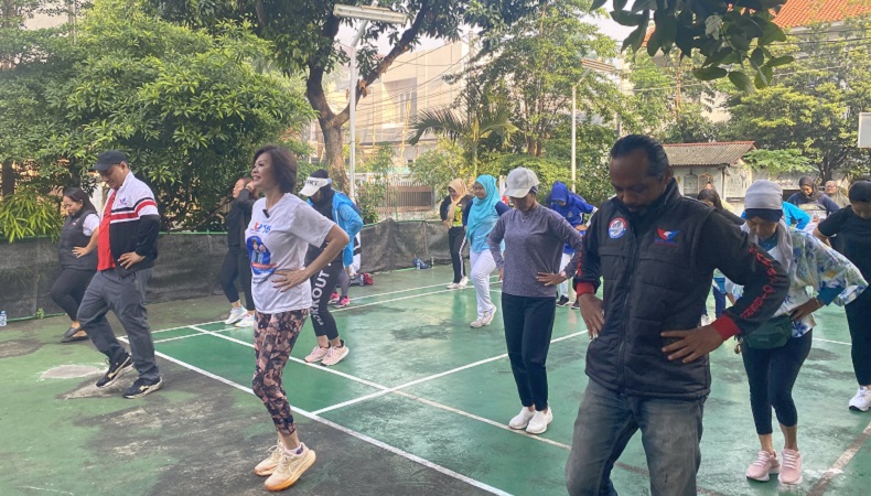 Caleg Perindo Ci Mehong Gelar Senam Pagi dan Tebus Minyak Goreng Murah di Palmerah