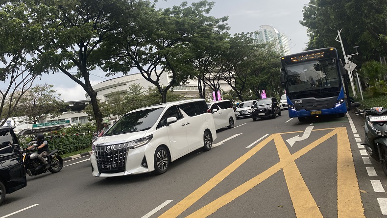 Suasana Terkini Lalu Lintas di Sekitar GBK Jelang Debat Capres, Jalanan Ramai Lancar